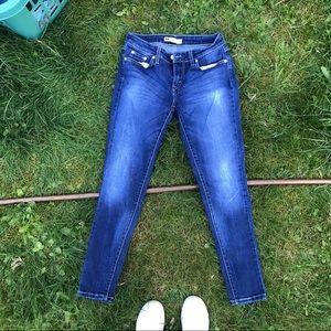 Dark blue Levi’s legging jeans!